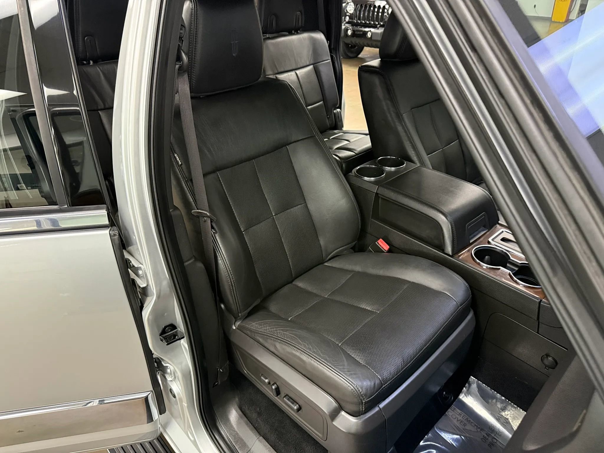 Used 2012 Lincoln Navigator L 4WD image 18