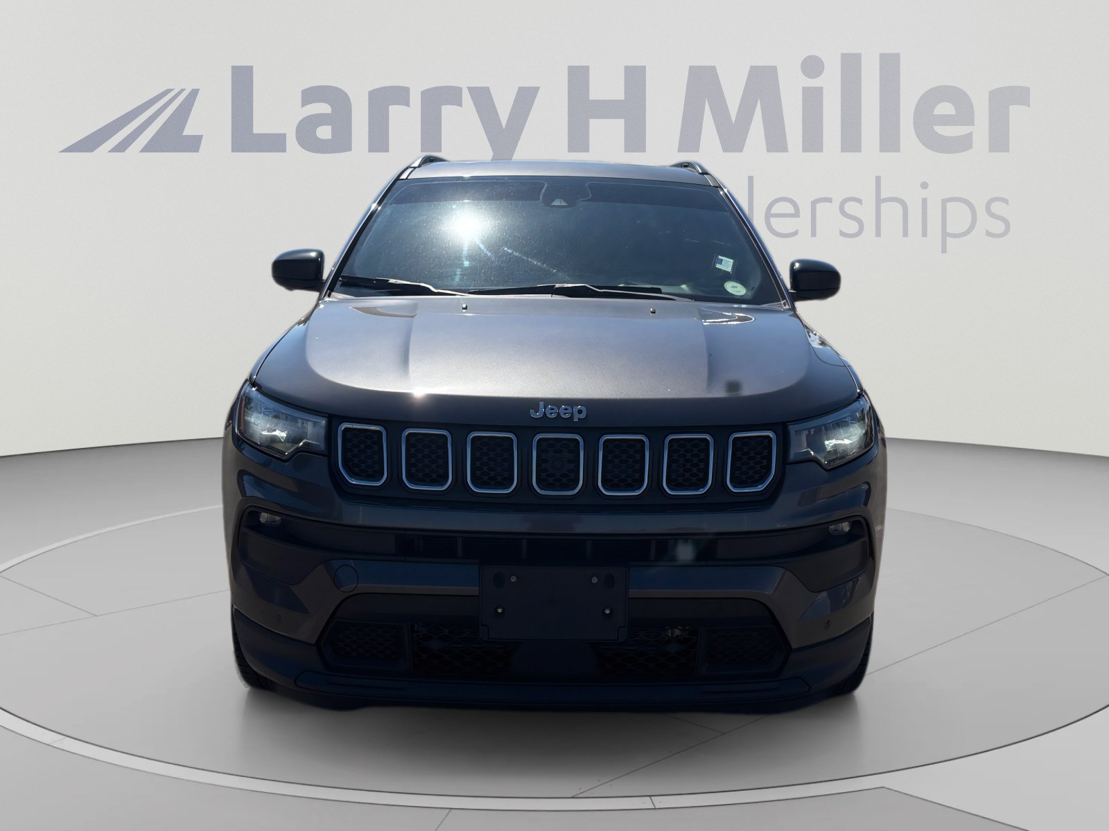 Used 2023 Jeep Compass Latitude w/ Sun and Sound Group AWD/4WD image 9
