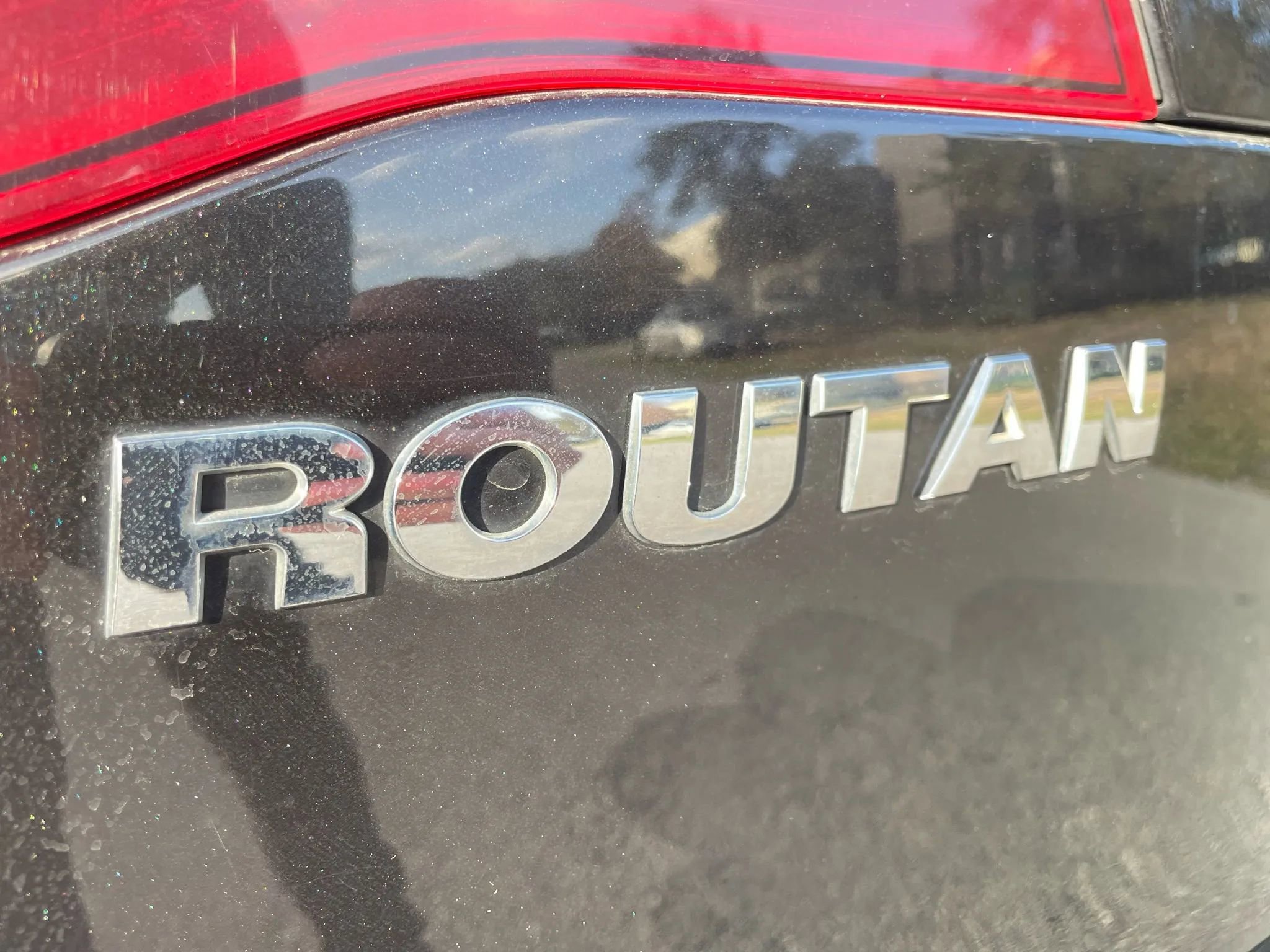 Used 2010 Volkswagen Routan SEL image 12