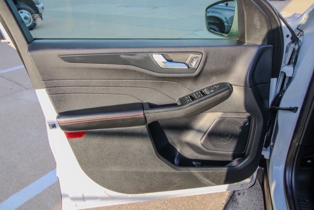 Used 2025 Ford Escape ST-Line Select AWD/4WD image 11