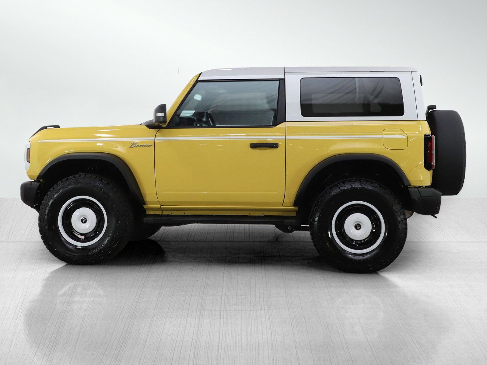 Used 2024 Ford Bronco Heritage Edition AWD/4WD image 3