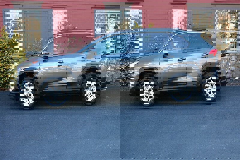 Used 2021 Toyota RAV4 XLE image 4