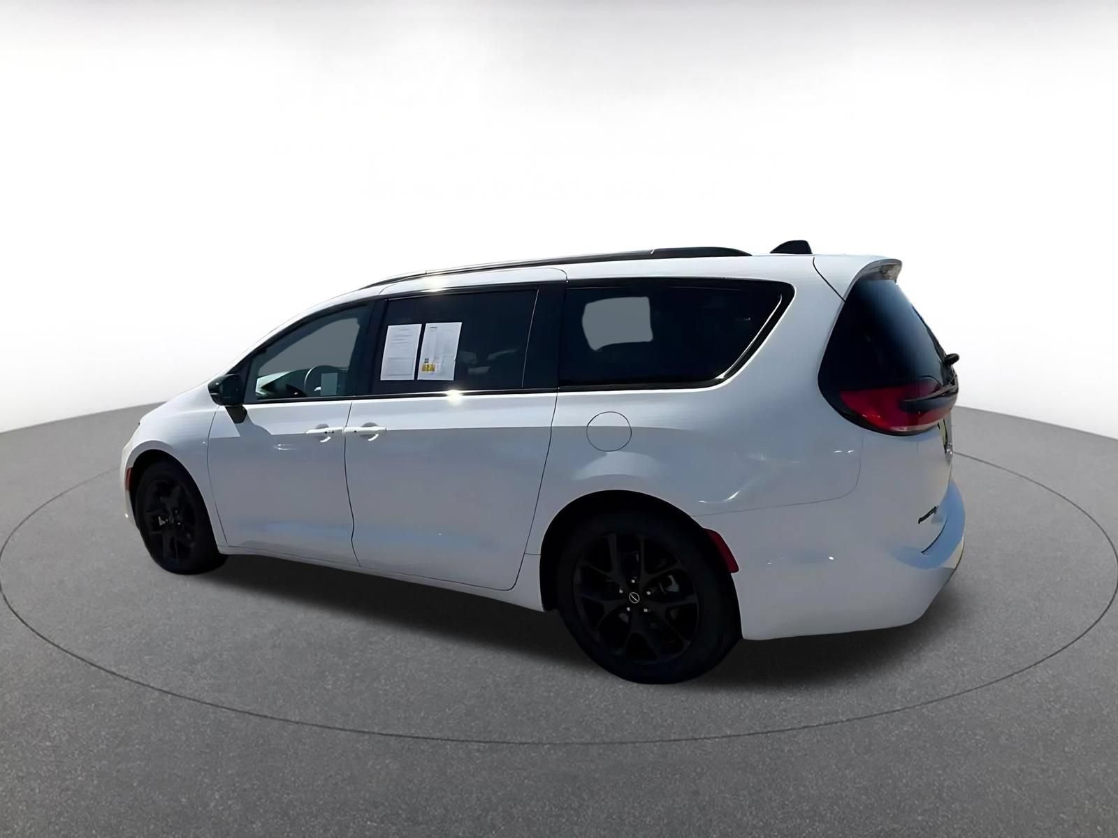 Used 2025 Chrysler Pacifica Limited FWD image 9