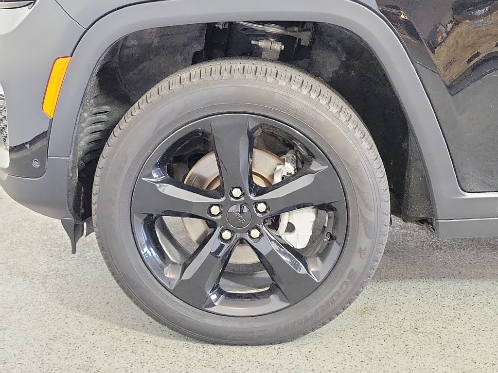 Used 2025 Jeep Grand Cherokee Limited w/ Luxury Tech Group II AWD/4WD image 9