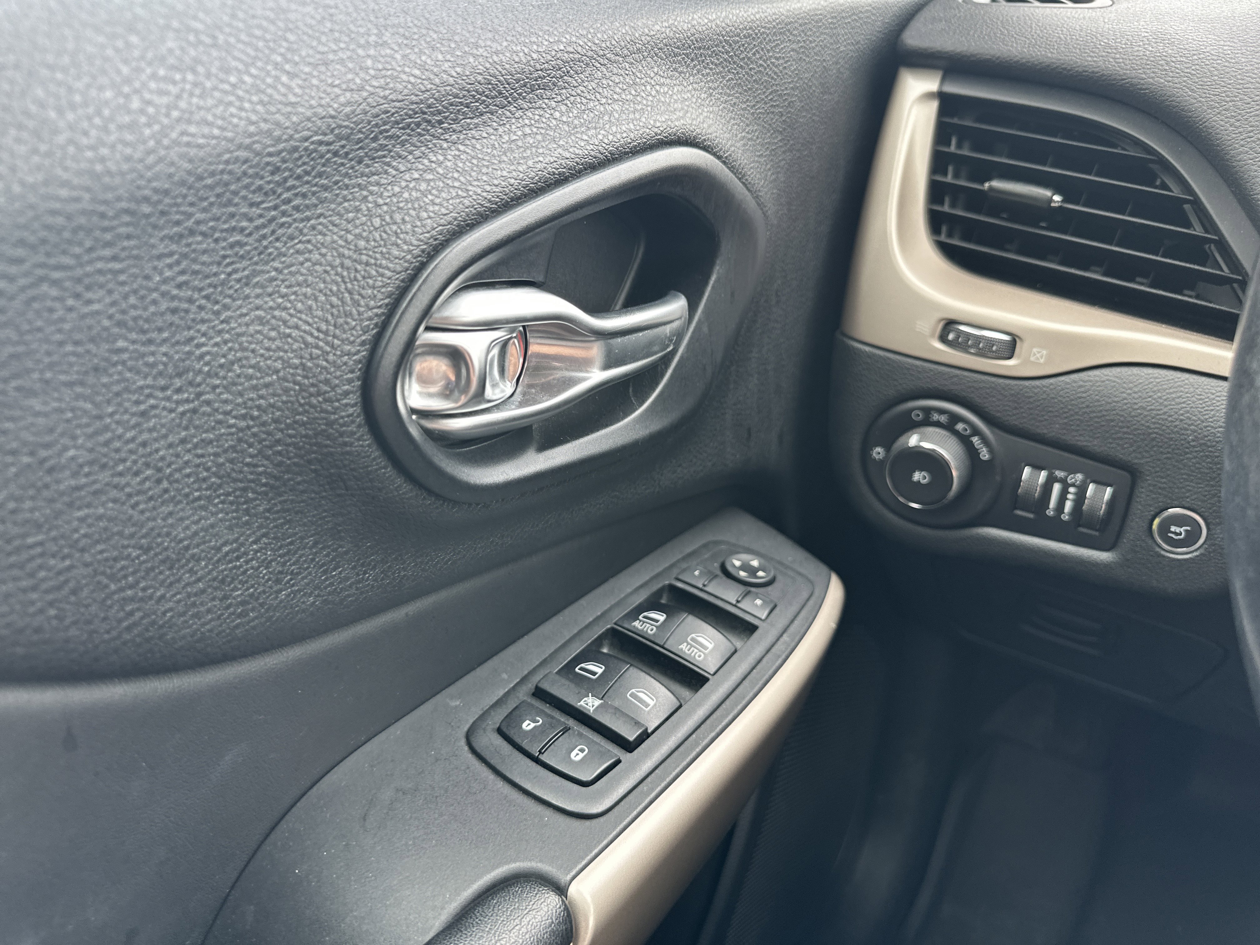 Used 2018 Jeep Cherokee Limited w/ High Altitude Package image 26