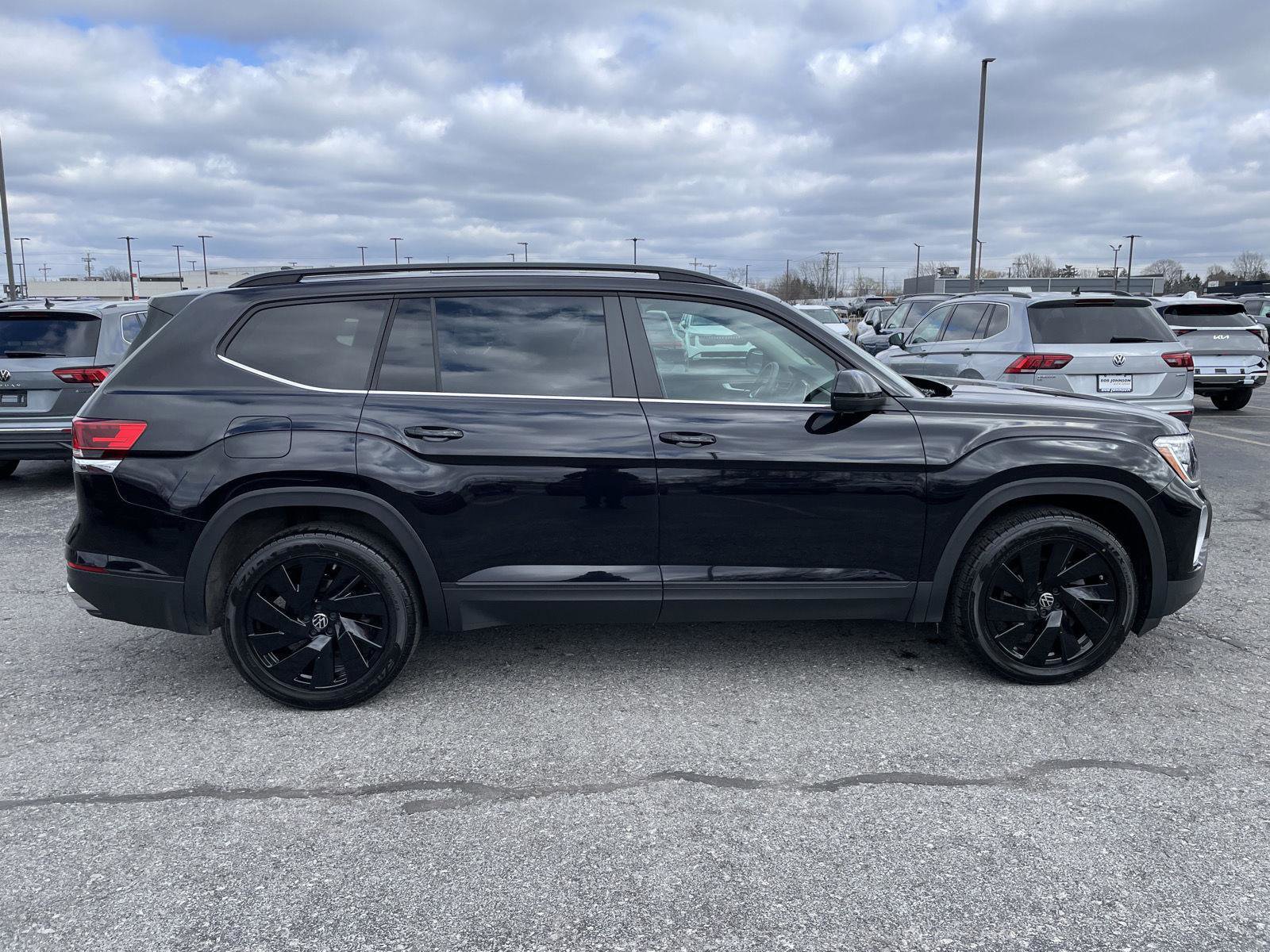 Used 2024 Volkswagen Atlas SE w/ Panoramic Sunroof Package image 8