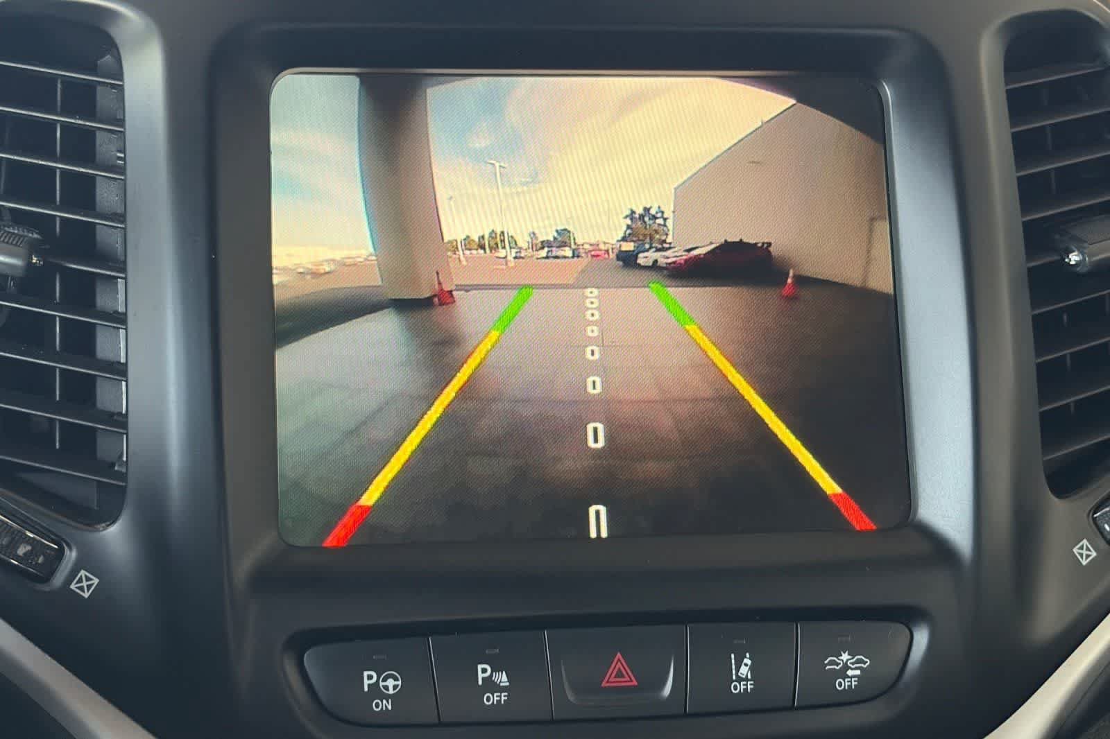 Used 2017 Jeep Cherokee Overland w/ Technology Group FWD image 21