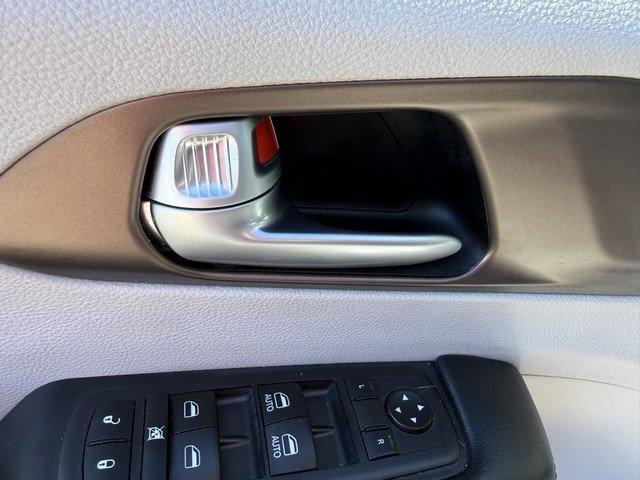 Used 2017 Chrysler Pacifica Touring-L FWD image 16