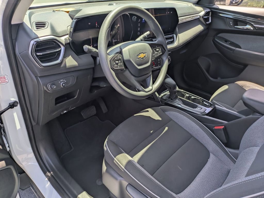Used 2025 Chevrolet TrailBlazer LT AWD/4WD image 16