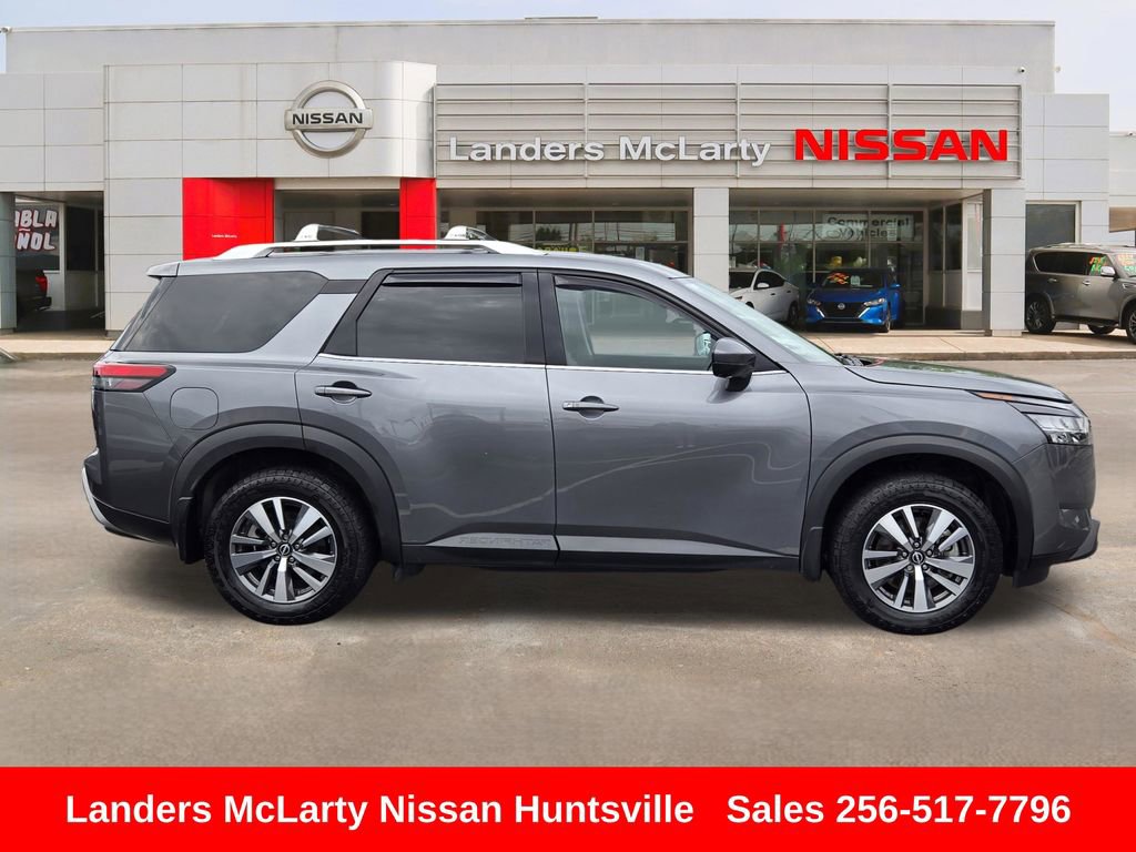 Used 2024 Nissan Pathfinder SL FWD video 2