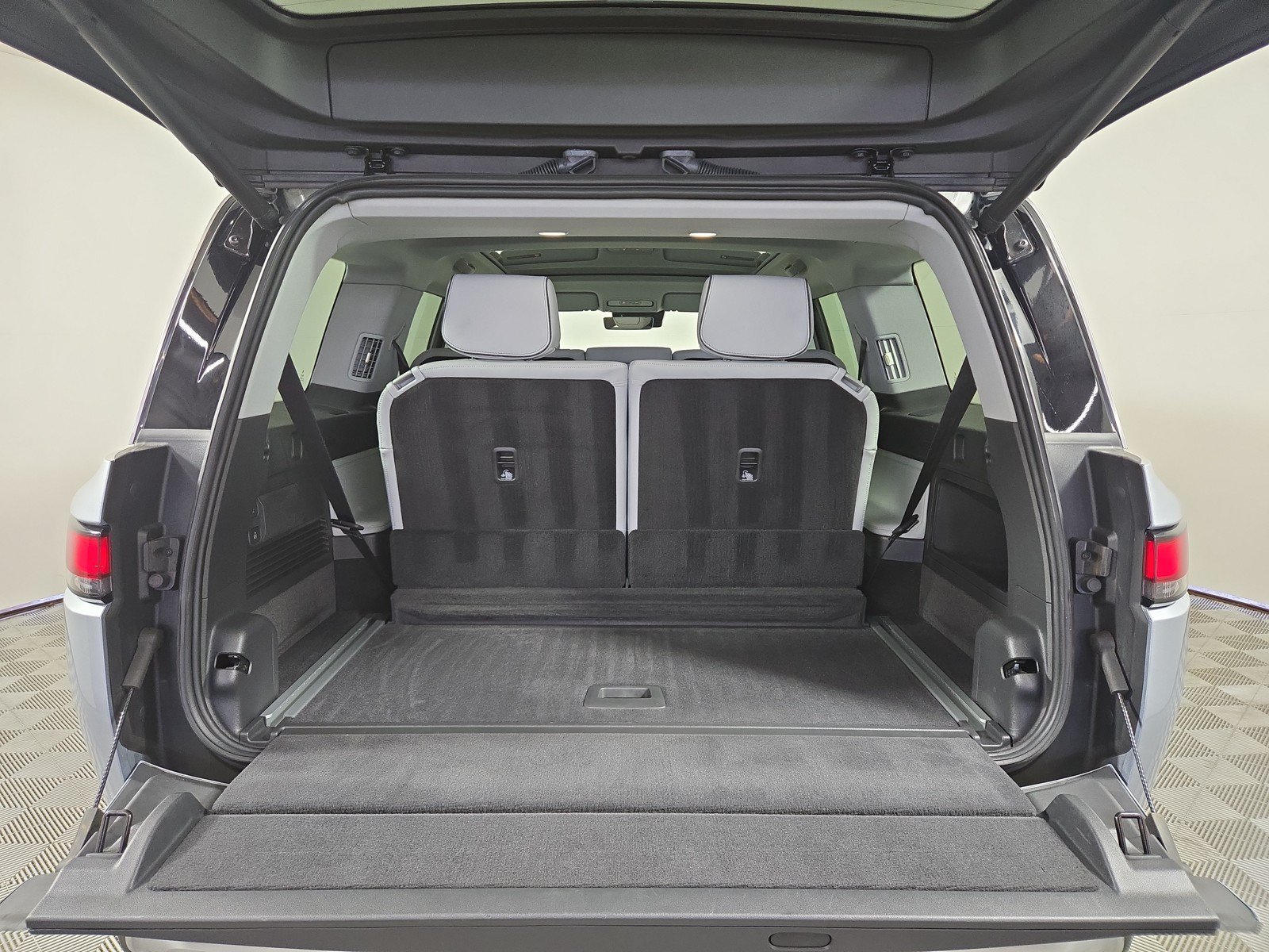Used 2025 Rivian R1S Adventure AWD/4WD image 15