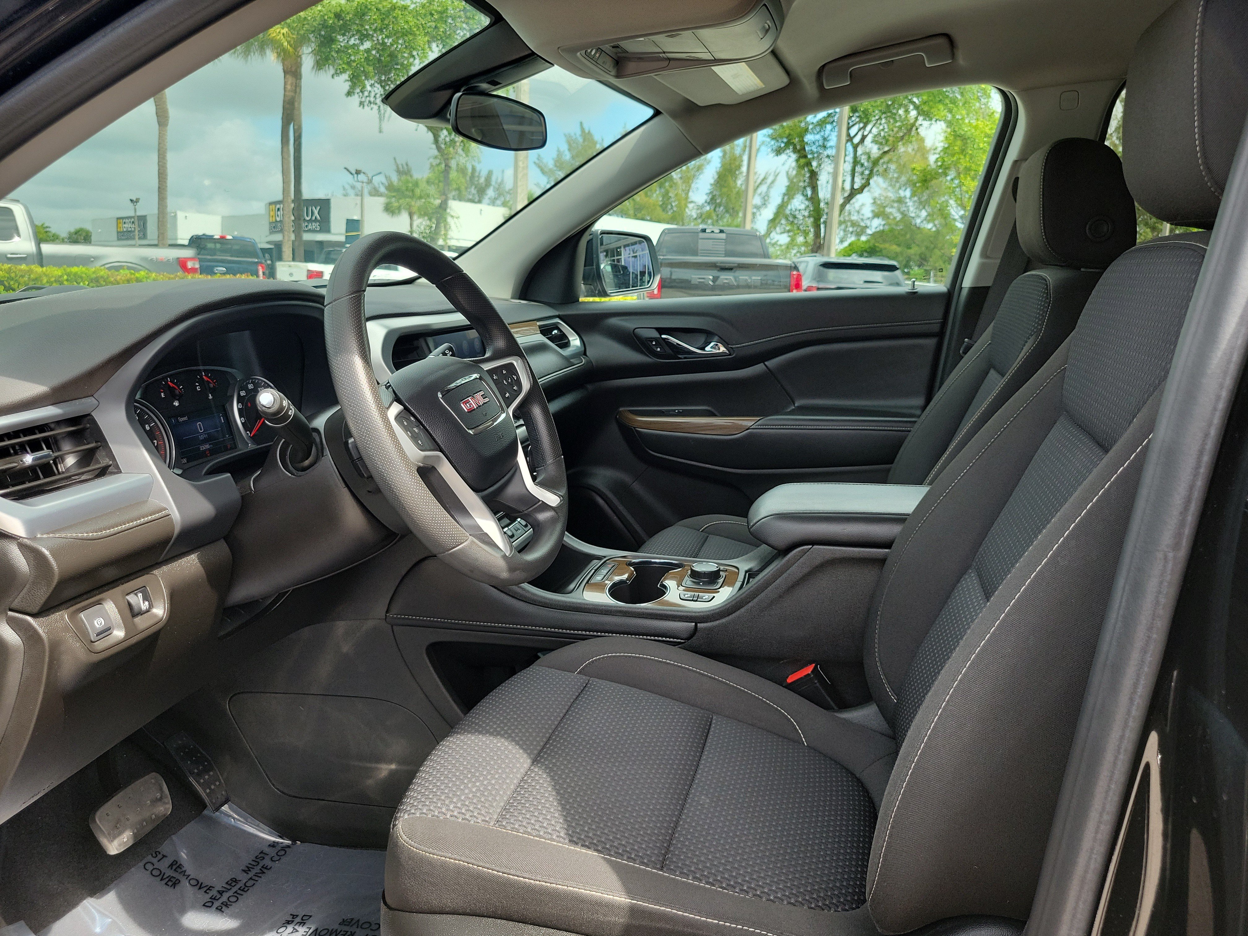 Used 2023 GMC Acadia SLE w/ Driver Convenience Package FWD image 10