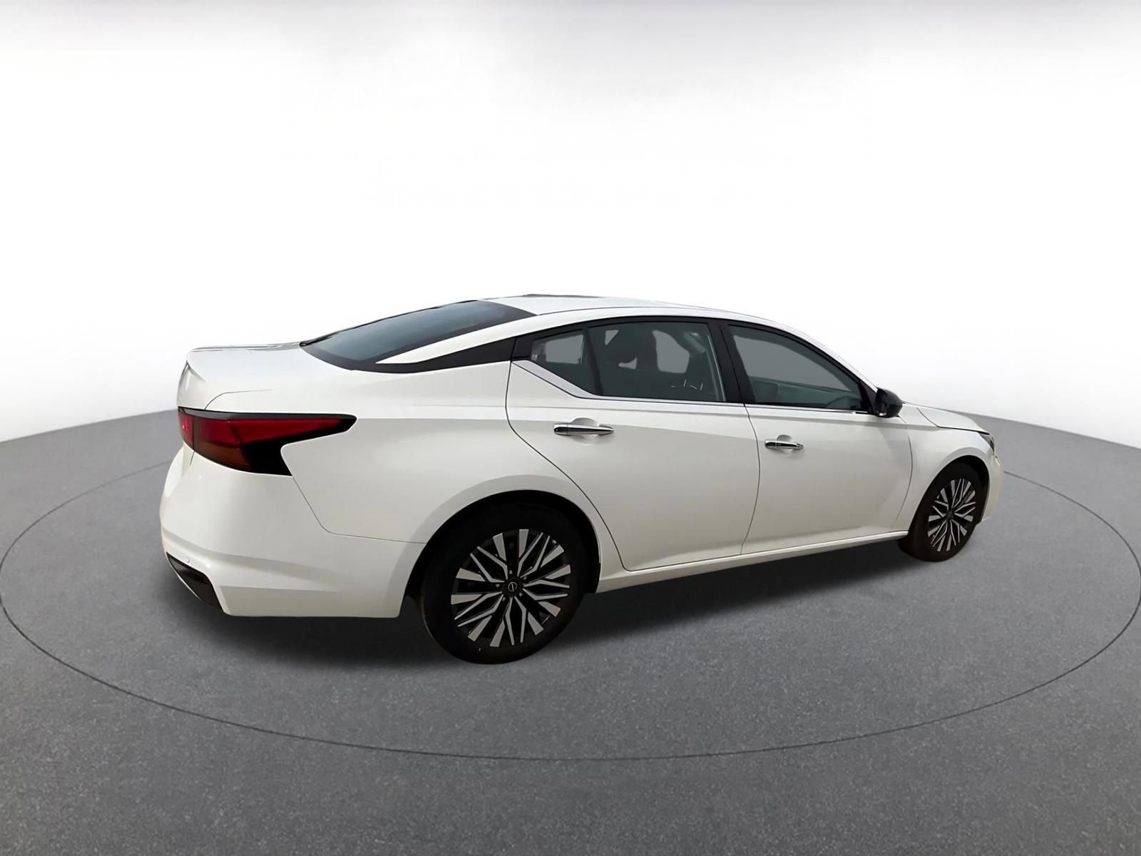 Used 2025 Nissan Altima 2.5 SV FWD image 15