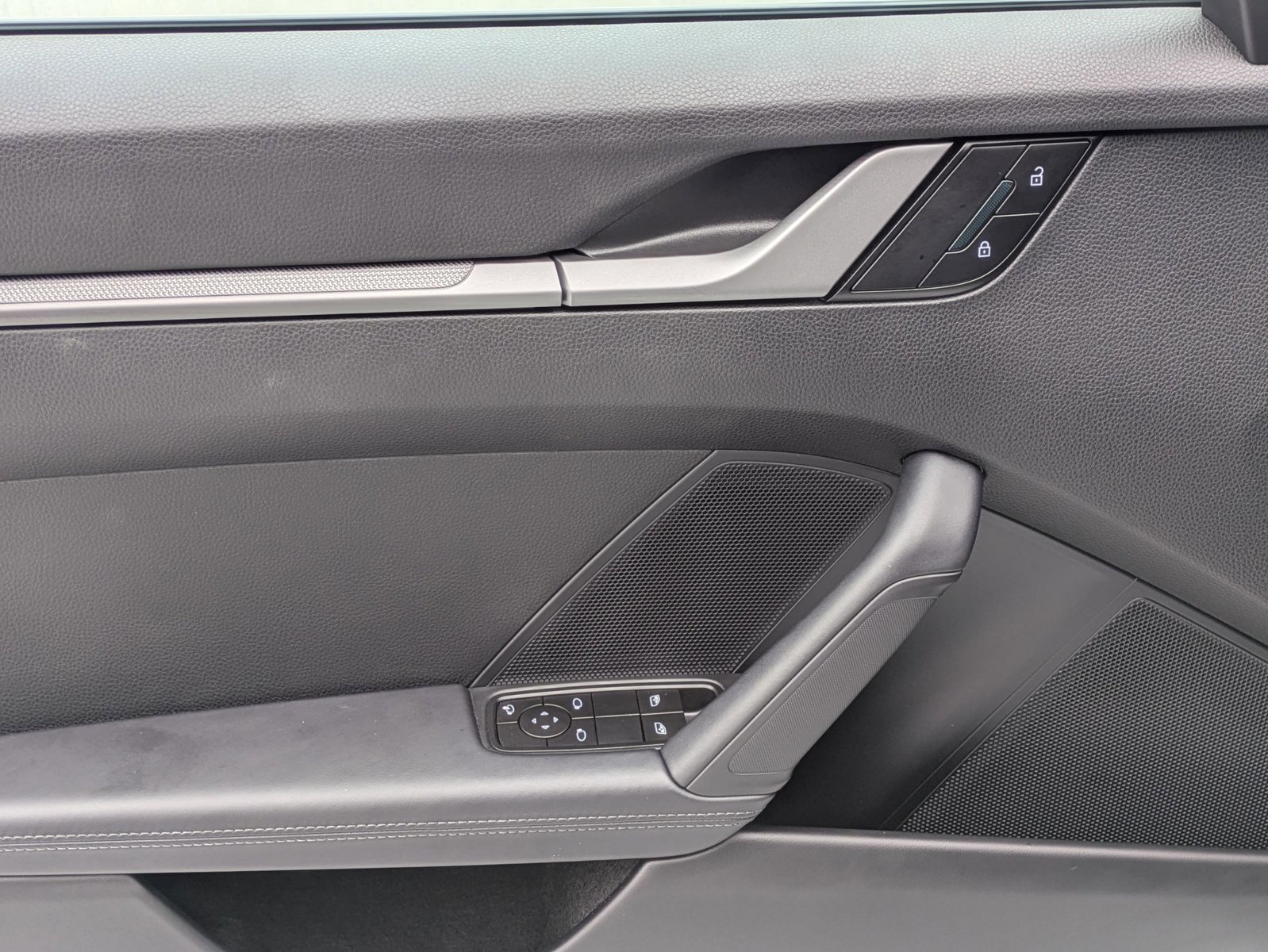 Certified 2025 Porsche 911 Carrera image 13