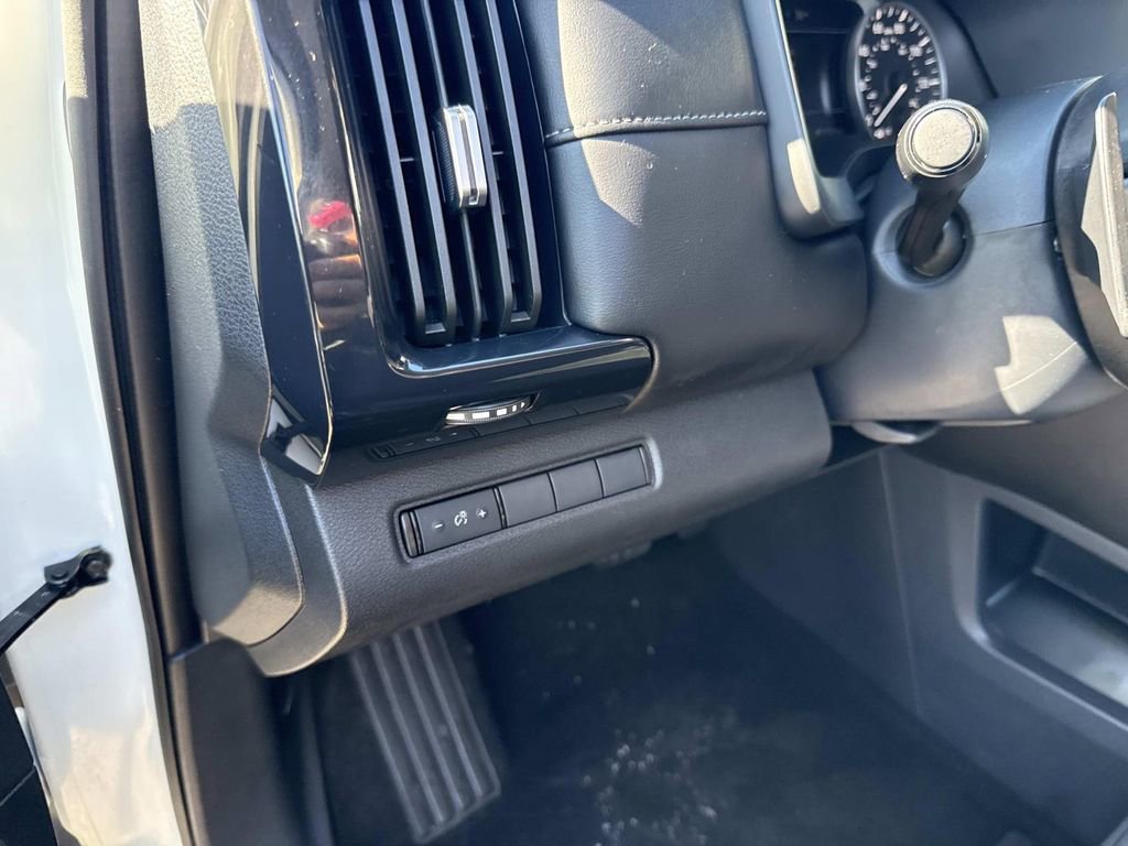 Used 2024 Nissan Pathfinder S image 19