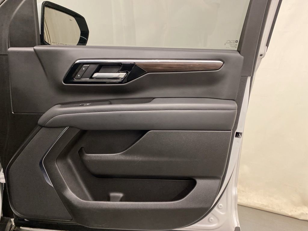 Used 2025 Chevrolet Suburban Z71 AWD/4WD image 11