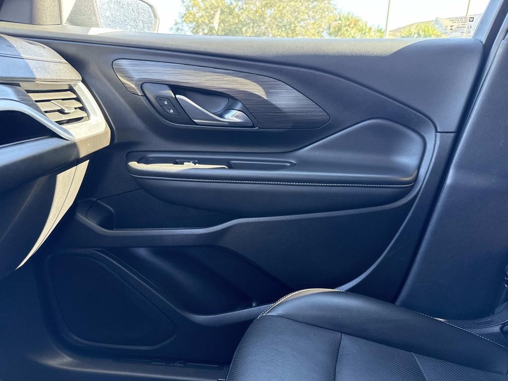 Used 2024 GMC Terrain SLT image 29