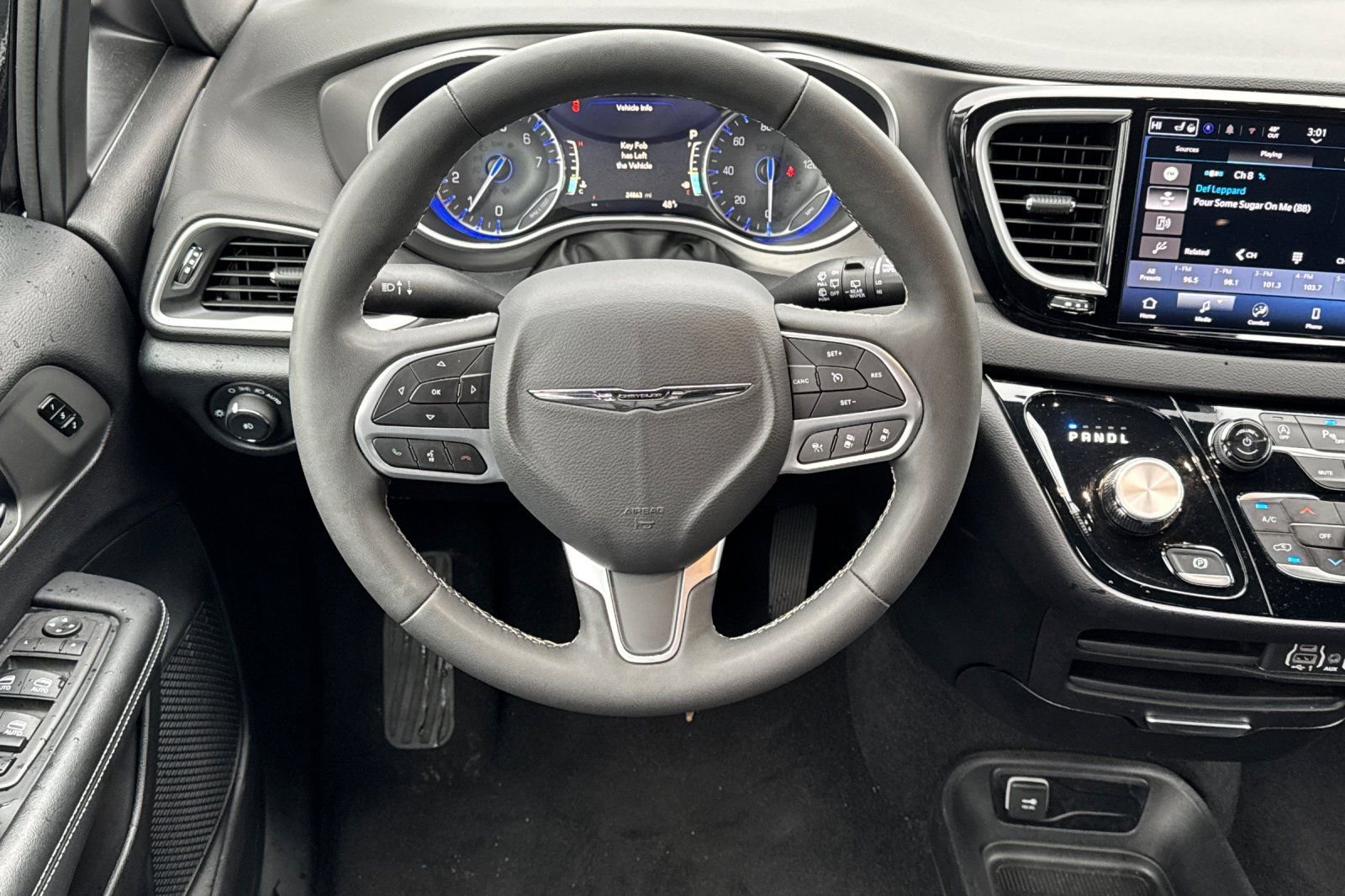 Used 2025 Chrysler Pacifica Select image 15