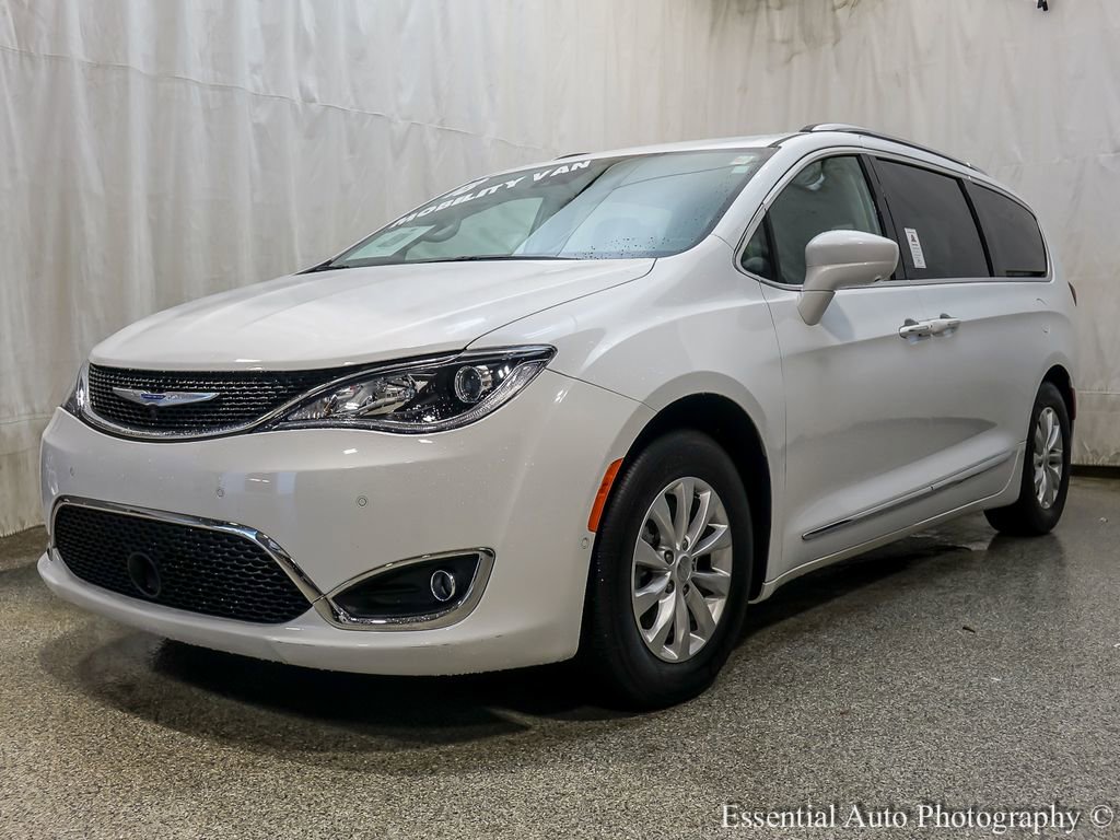 Used 2018 Chrysler Pacifica Touring-L Plus w/ Advanced Safetytec Group FWD image 2