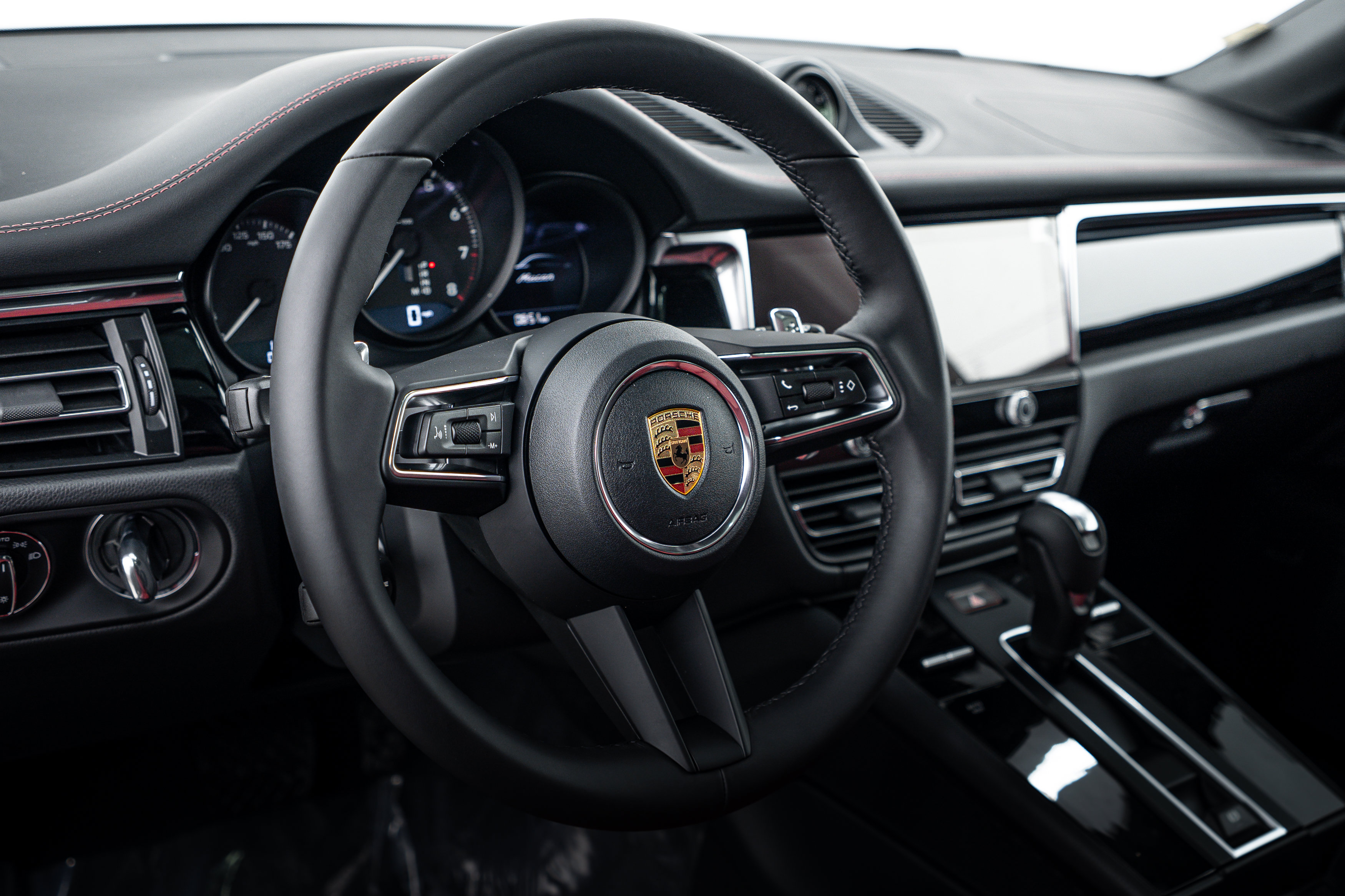 Certified 2026 Porsche Macan AWD/4WD image 15