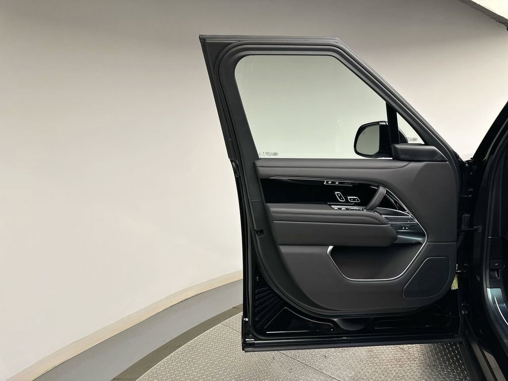 New 2025 Land Rover Range Rover SE image 9