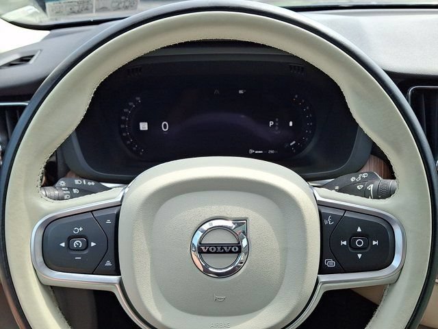 Used 2022 Volvo XC60 B5 Momentum w/ Climate Package AWD/4WD image 24