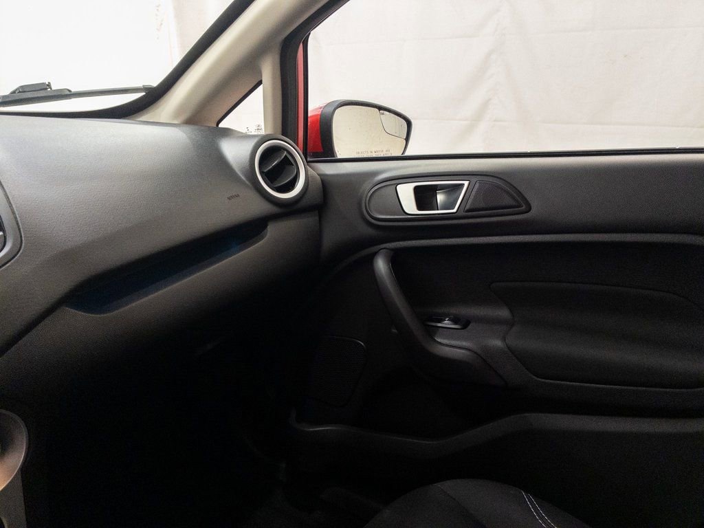 Used 2015 Ford Fiesta SE image 23