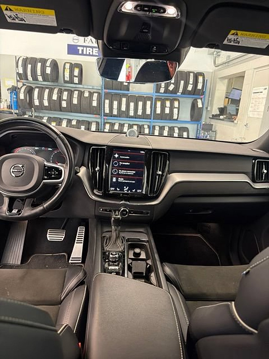 Used 2018 Volvo XC60 T6 R-Design w/ Convenience Package AWD/4WD image 10