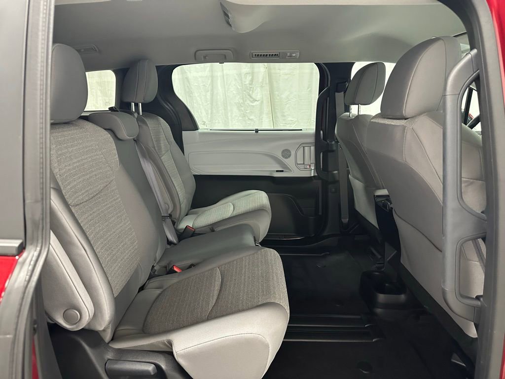 Used 2025 Toyota Sienna LE image 55