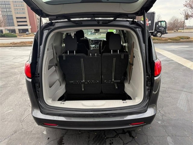 Used 2023 Chrysler Voyager LX image 5