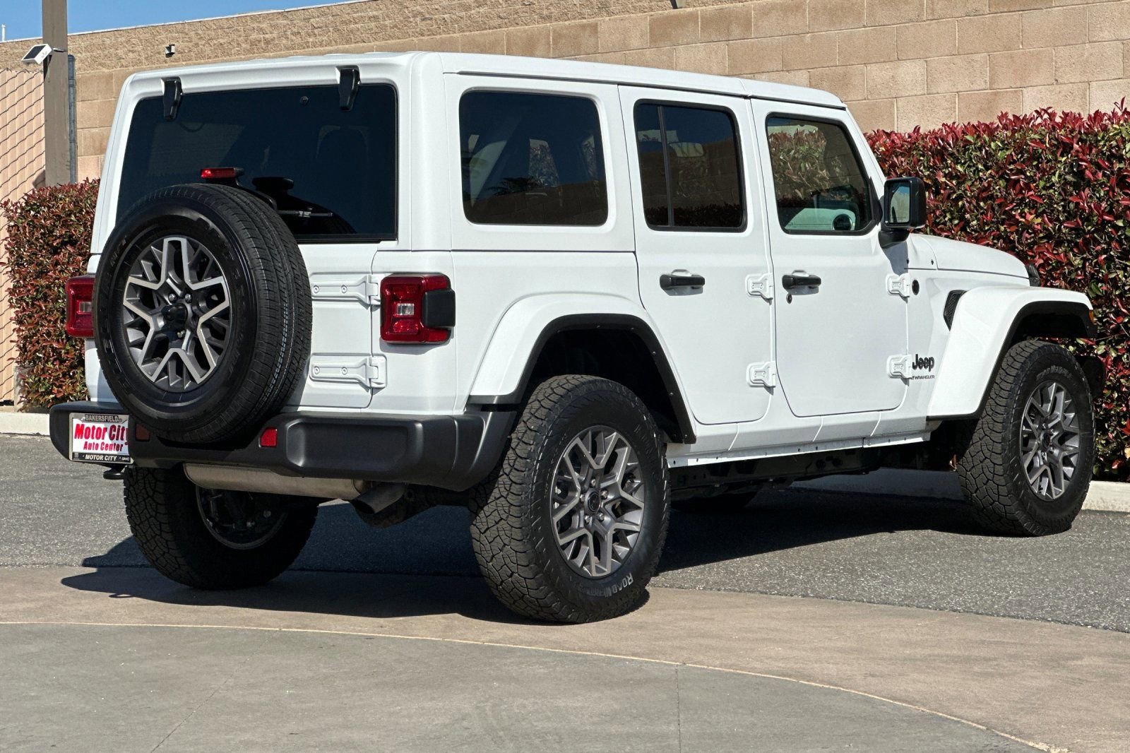 Used 2025 Jeep Wrangler Sahara image 4