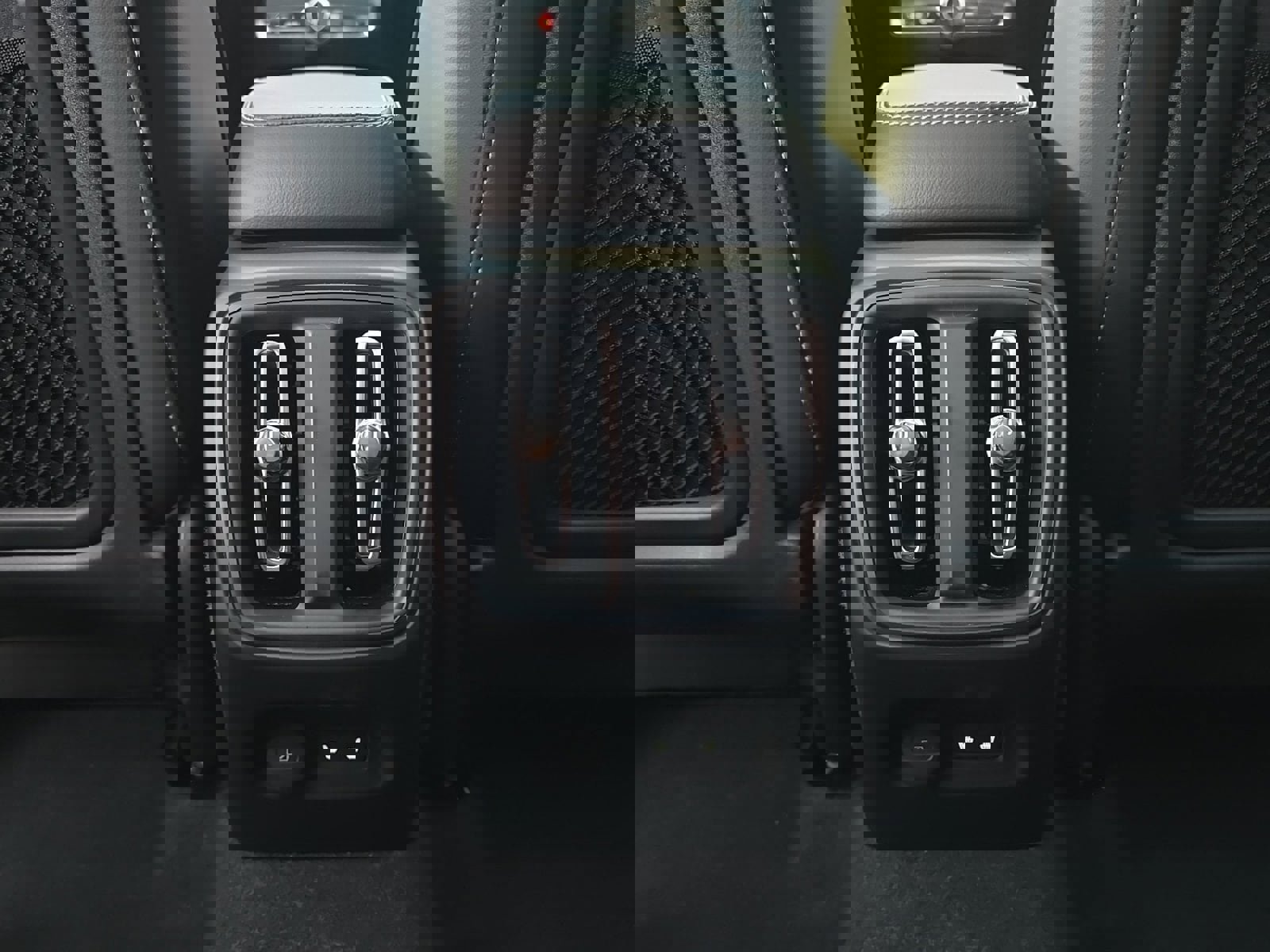 Certified 2025 Volvo XC40 B5 Plus image 23