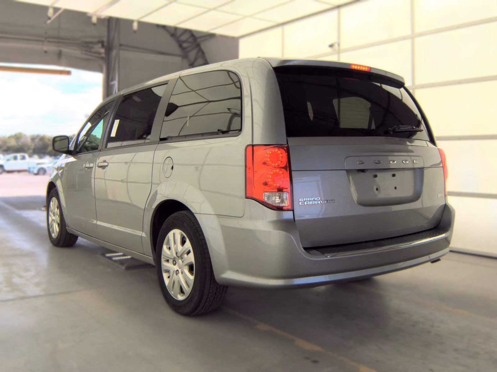 Used 2018 Dodge Grand Caravan SE w/ UConnect Hands-Free Group FWD image 6