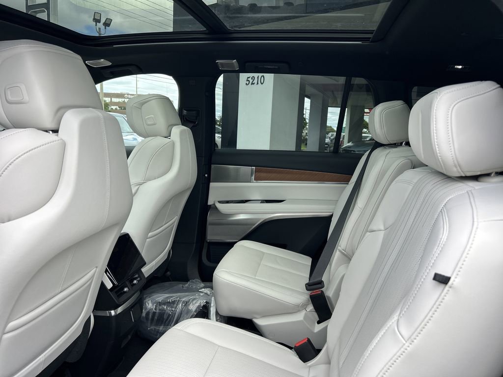 New 2026 Cadillac Vistiq Luxury image 17