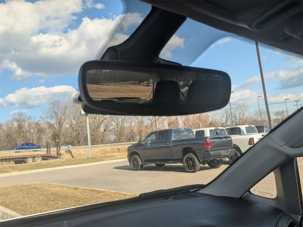 Used 2023 Chrysler Pacifica Limited image 35