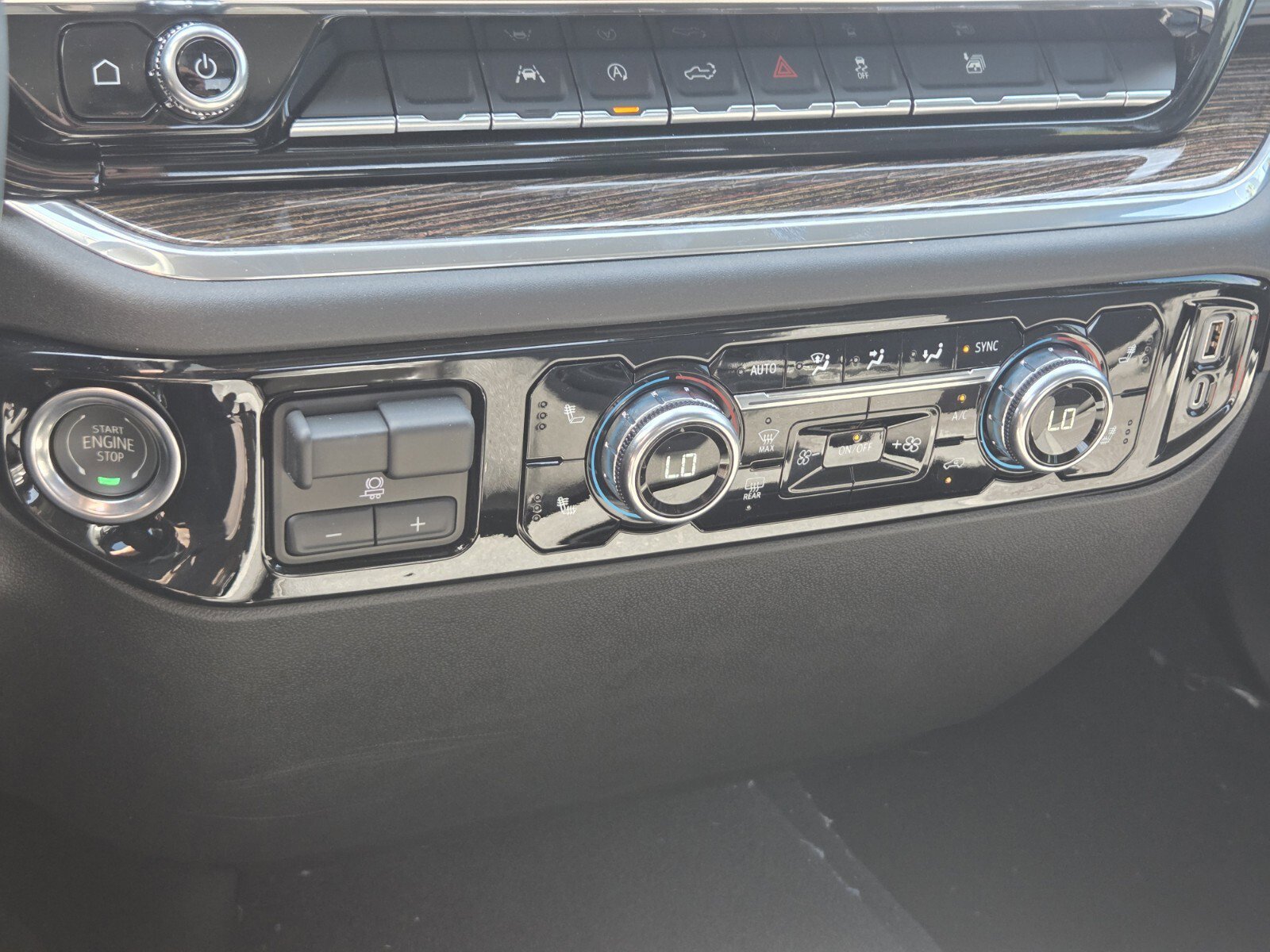 New 2025 GMC Sierra 1500 Elevation image 13