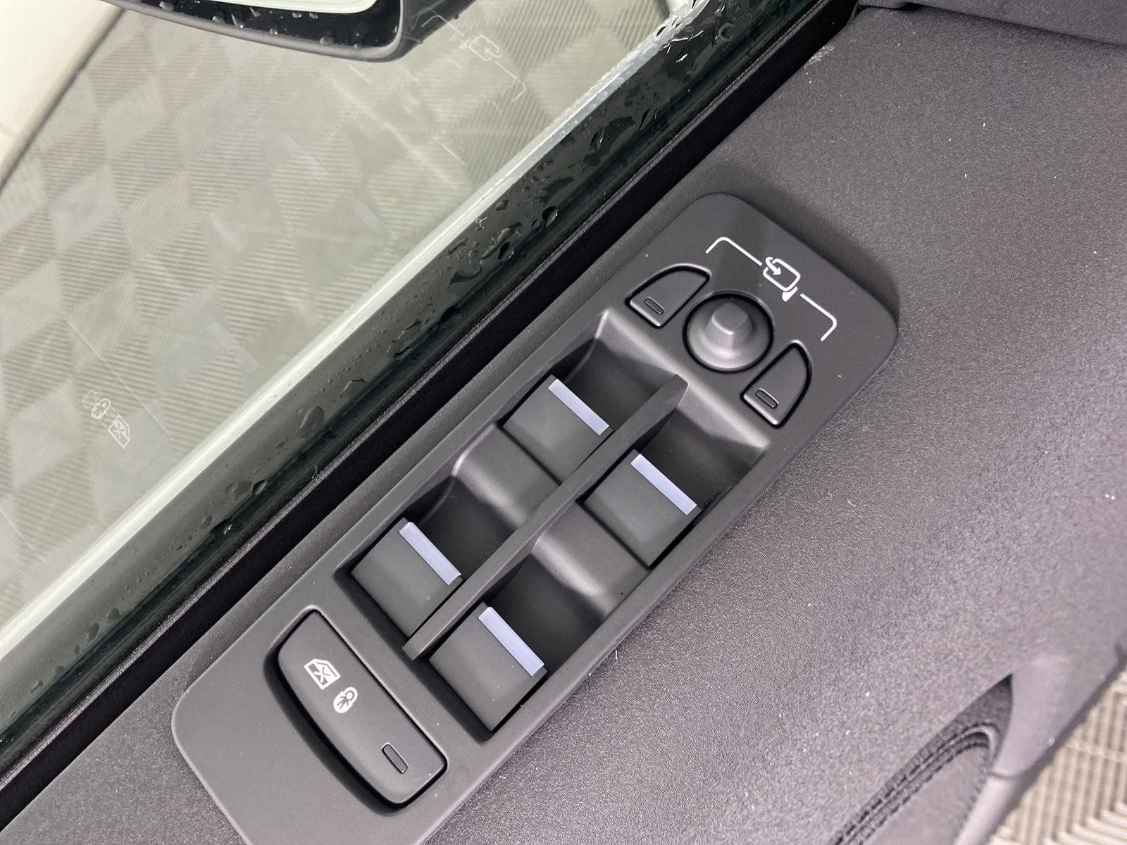 Used 2025 Land Rover Discovery Sport S image 11