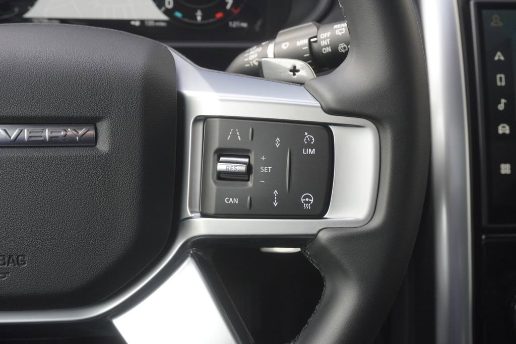 Used 2025 Land Rover Discovery S image 13