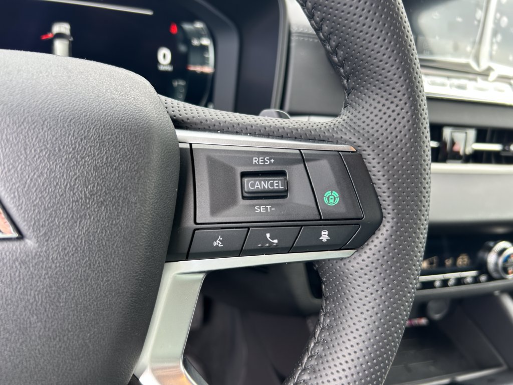 Used 2025 Mitsubishi Outlander 4WD Plug-In Hybrid image 19