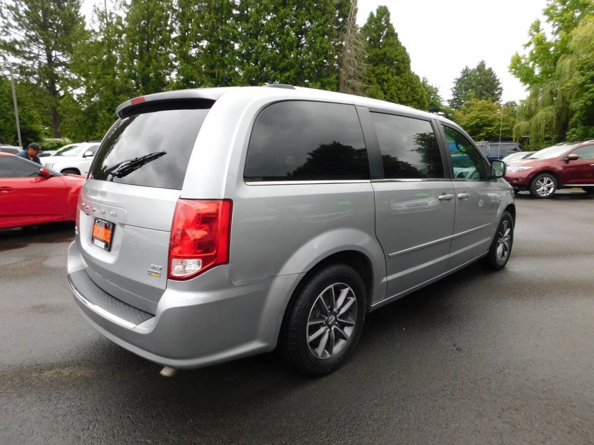 Used 2017 Dodge Grand Caravan SXT FWD image 2