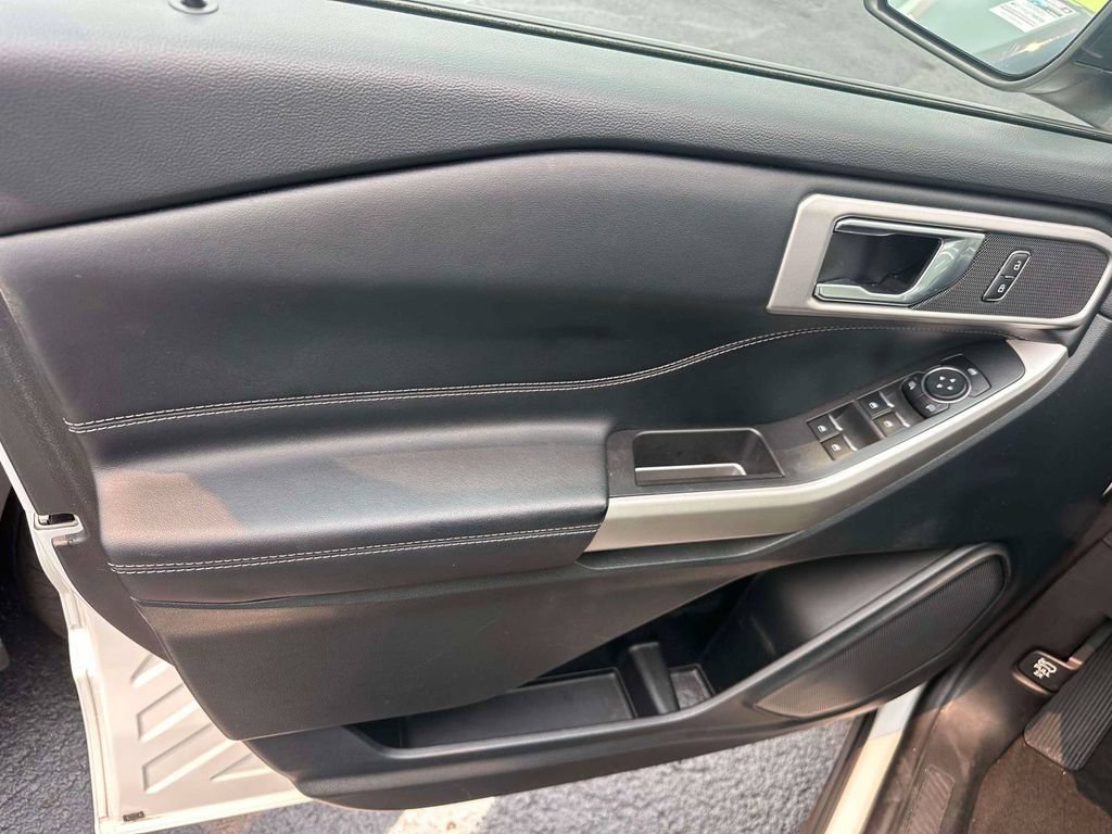 Used 2022 Ford Explorer XLT AWD/4WD image 17