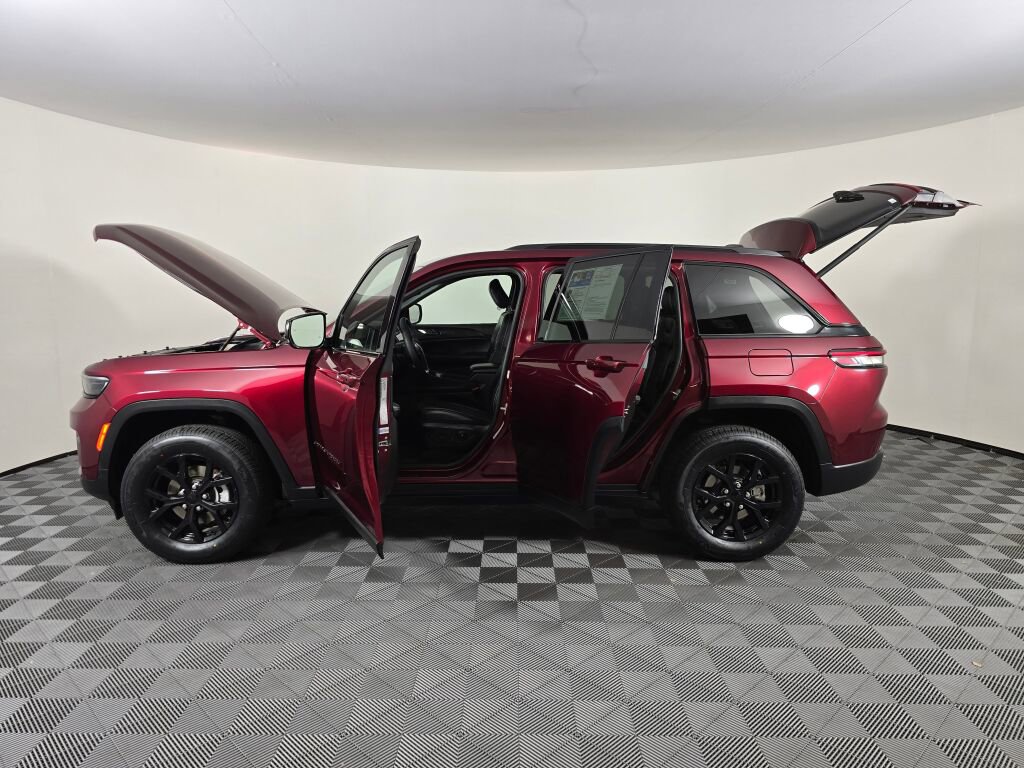 Used 2024 Jeep Grand Cherokee Altitude image 16