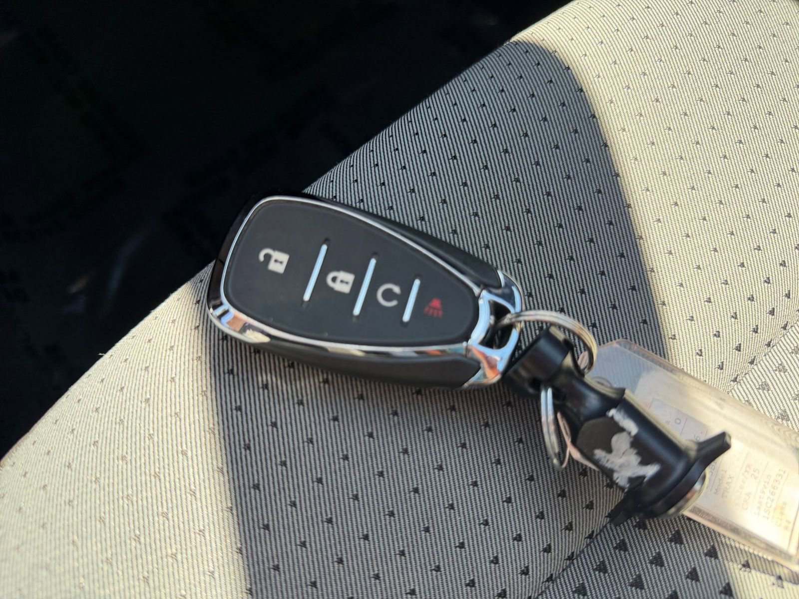 Used 2025 Chevrolet Trax LT FWD image 23