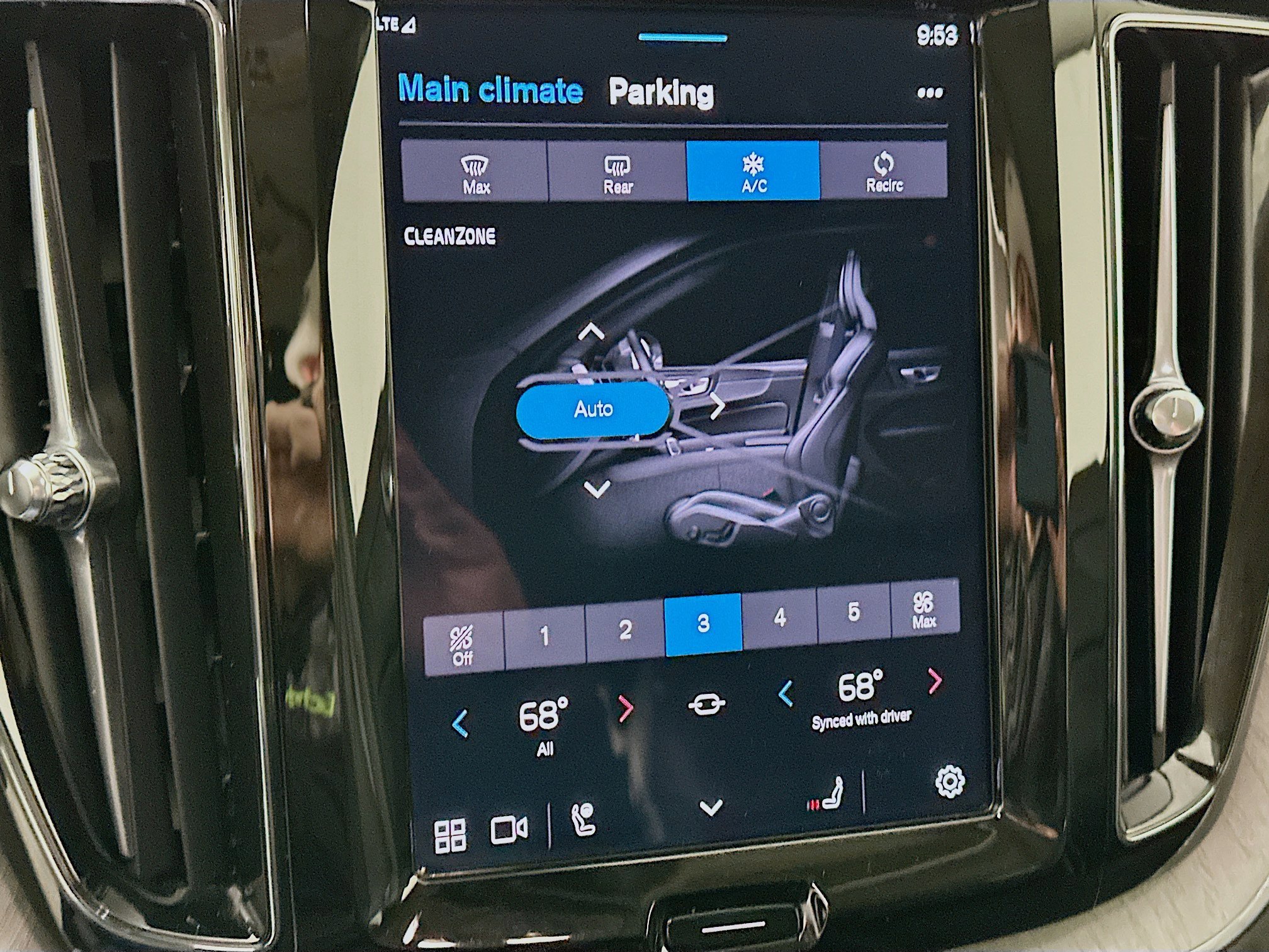 Used 2025 Volvo XC60 B5 Plus image 22