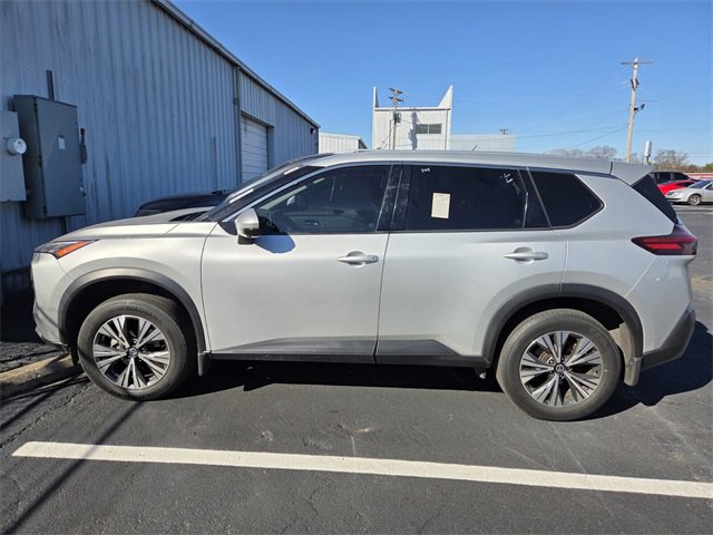 Used 2021 Nissan Rogue SV image 2