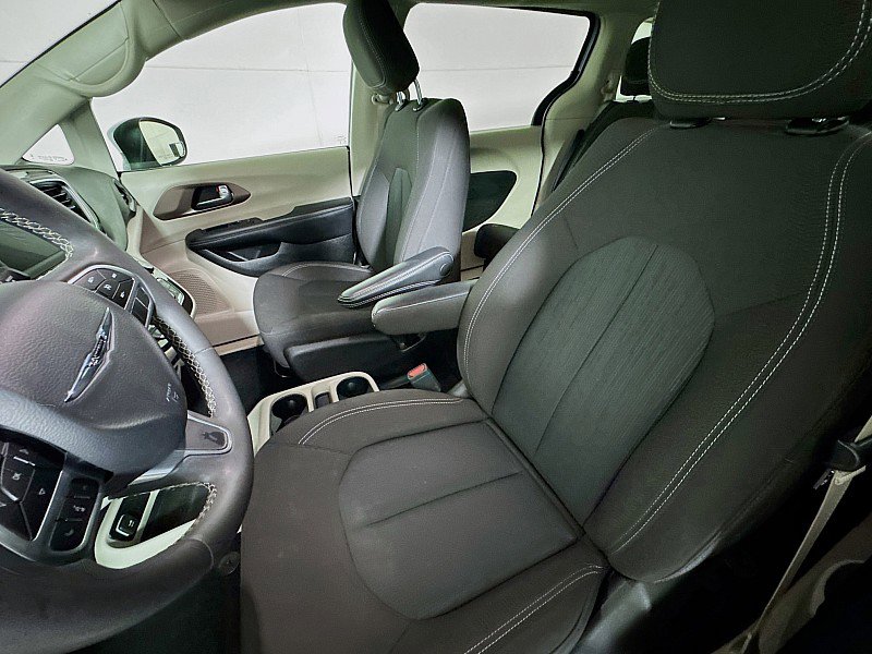 Used 2023 Chrysler Voyager LX image 11