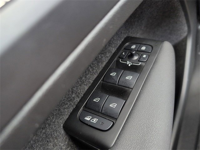 Used 2022 Volvo XC40 P8 Recharge Plus image 32