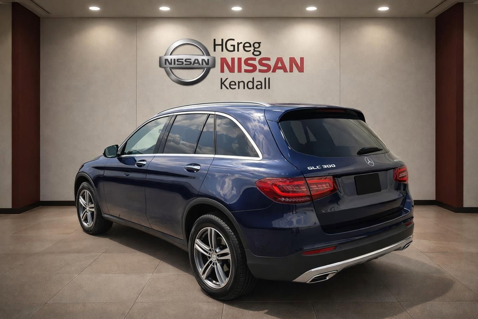 Used 2021 Mercedes-Benz GLC 300 4MATIC w/ Premium Package image 2