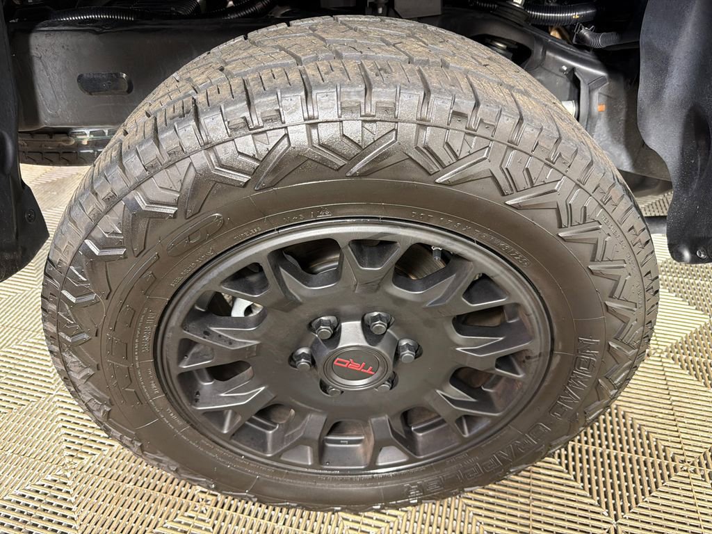 Used 2025 Toyota Tacoma SR5 AWD/4WD image 17