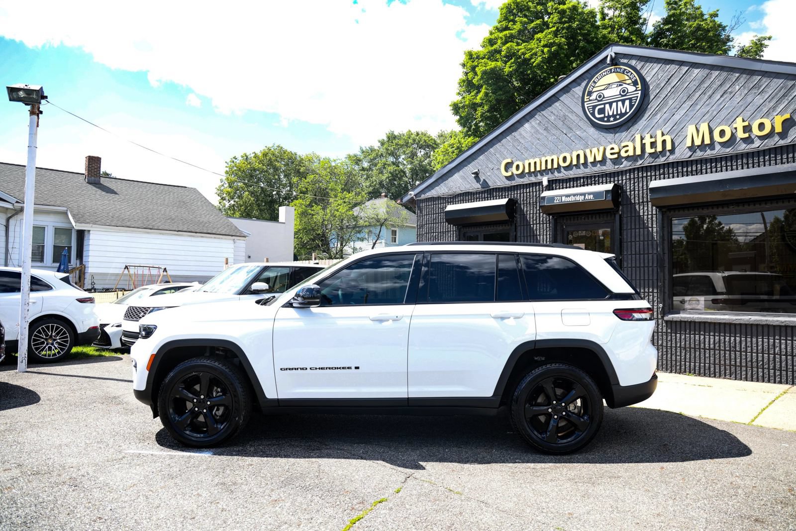 Used 2023 Jeep Grand Cherokee Altitude AWD/4WD image 4